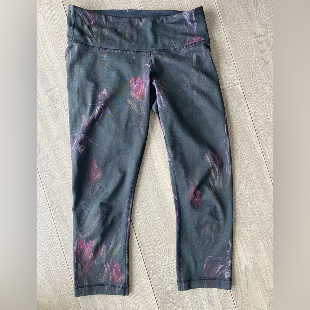 Lululemon Wunder Under Dark Green/Black size 8 - floral understated